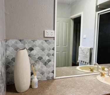 South Hedland Apartment | Stylish 3 Bed Apartment - Free Parking