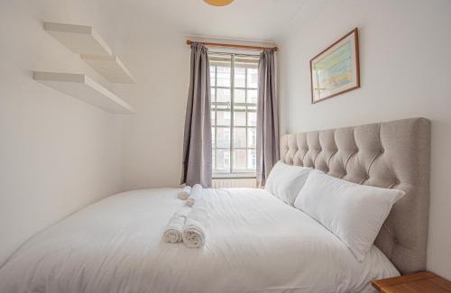 Town Apartment | Stylish 3-Bed Apartment in Prime Fulham Location
