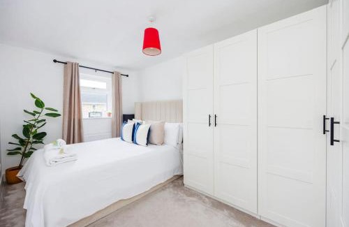 Newham House | Stylish 3-Bed East London Home Contractors Parking Sleeps 5 Near ExCeL London