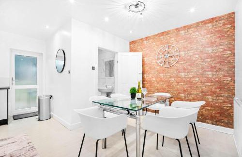Seisdon House | Stylish 3 Bedroom House - Garden - Parking - Sleeps 6 - Netflix - Wifi - 12O