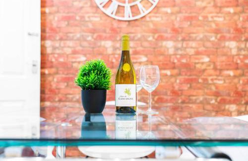 Seisdon House | Stylish 3 Bedroom House - Garden - Parking - Sleeps 6 - Netflix - Wifi - 12O