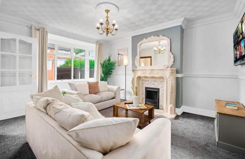 Sutton Coldfield House | Stylish 3 Bedroom House with Parking 73B - Top Rated - Netflix - Wifi - Smart TV