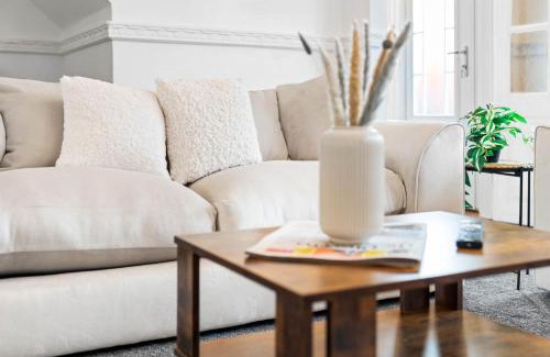 Sutton Coldfield House | Stylish 3 Bedroom House with Parking 73B - Top Rated - Netflix - Wifi - Smart TV