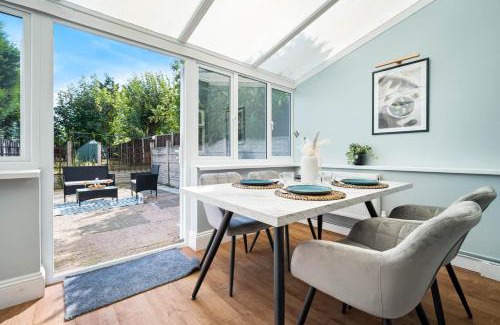 Sutton Coldfield House | Stylish 3 Bedroom House with Parking 73B - Top Rated - Netflix - Wifi - Smart TV