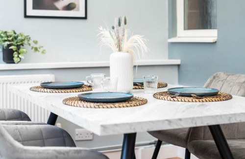Sutton Coldfield House | Stylish 3 Bedroom House with Parking 73B - Top Rated - Netflix - Wifi - Smart TV