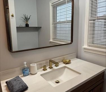 Elmhurst House | Stylish 3 bedroom near Downtown Providence & Providence College
