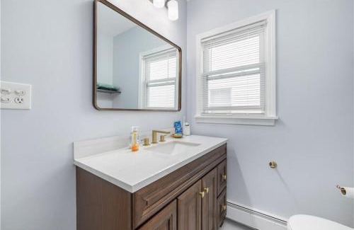 Elmhurst House | Stylish 3 bedroom near Downtown Providence & Providence College