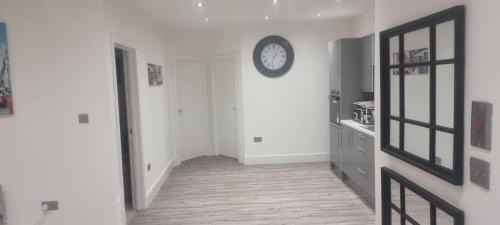 Cwmbrwla Apartment | Stylish 3Beds NYStyle Apt - Parking Self Check-in