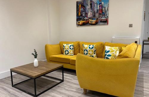 Cwmbrwla Apartment | Stylish 3Beds NYStyle Apt - Parking Self Check-in