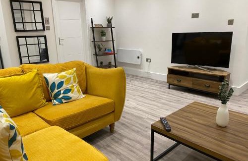 Cwmbrwla Apartment | Stylish 3Beds NYStyle Apt - Parking Self Check-in
