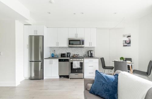 High Park-Swansea Hotel | Stylish 3BR Condo near High Park Trails Nearest Intersection Dundas St W