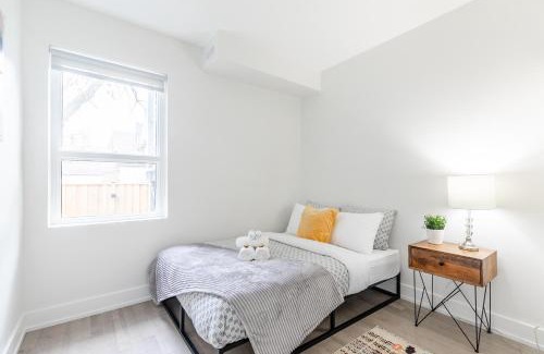 High Park-Swansea Hotel | Stylish 3BR Condo near High Park Trails Nearest Intersection Dundas St W