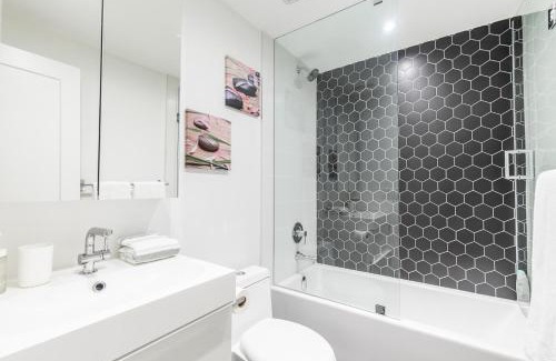 High Park-Swansea Hotel | Stylish 3BR Condo near High Park Trails Nearest Intersection Dundas St W