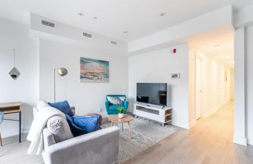 High Park-Swansea Hotel | Stylish 3BR Condo near High Park Trails Nearest Intersection Dundas St W