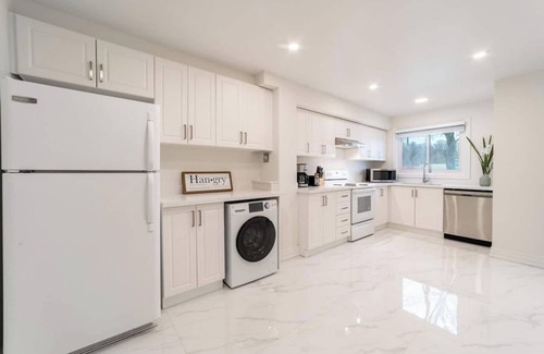 Waterloo House | Stylish 3BR Home- 3 mins to Universities-King Bed