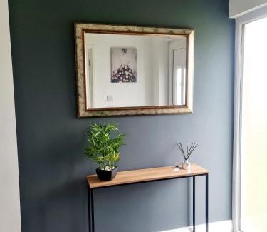 Langley Marish Apartment | Stylish 3BR Home, Sleeps 5, Contractor Deal -Friendly, Near M25, Free Parking