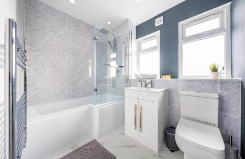 Langley Marish Apartment | Stylish 3BR Home, Sleeps 5, Contractor Deal -Friendly, Near M25, Free Parking