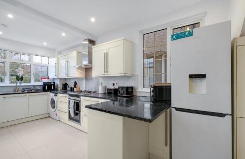 Preston House | Stylish 3BR House Close to Wembley Stadium and Arena
