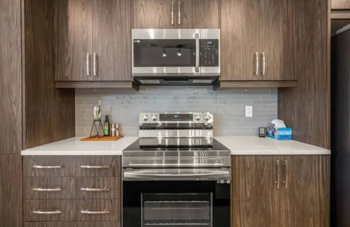 Calgary House | Stylish 3BR Townhouse by Airport~10% off on weekly & 15% off on Monthly stays!