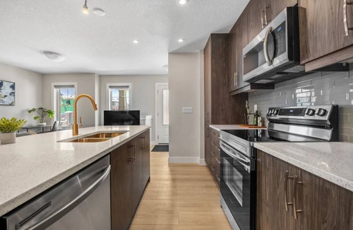 Calgary House | Stylish 3BR Townhouse by Airport~10% off on weekly & 15% off on Monthly stays!