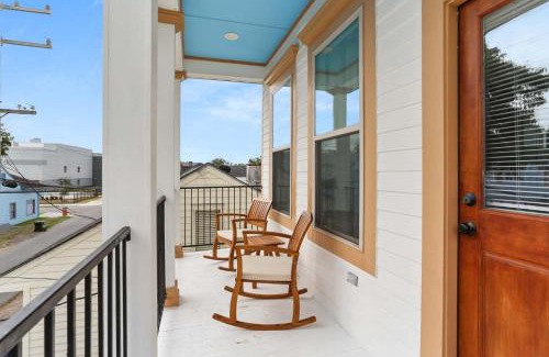 Seventh Ward House | Stylish 3BR w Parking Balcony Walk Everywhere