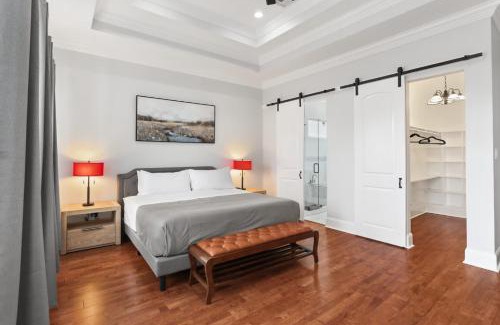 Seventh Ward House | Stylish 3BR w Parking Balcony Walk Everywhere