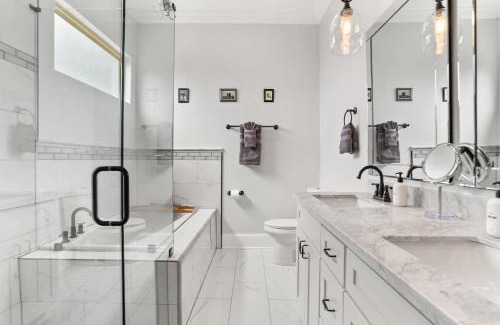 Seventh Ward House | Stylish 3BR w Parking Balcony Walk Everywhere