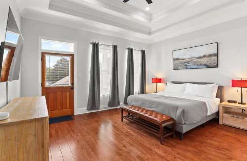 Seventh Ward House | Stylish 3BR w Parking Balcony Walk Everywhere