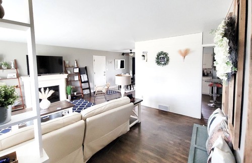 Cedar Rapids House | Stylish 4 Bdr 2 Bth 4 Fireplace Home Luxury Oasis