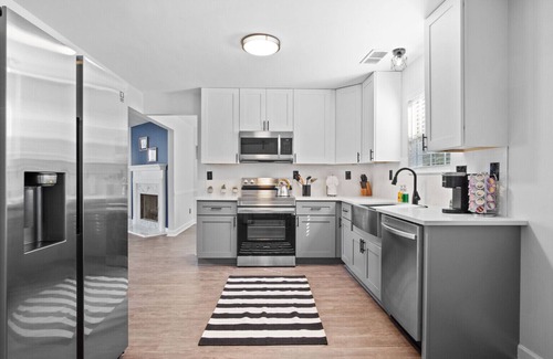 Decatur House | Stylish 4 Bedroom Home | 12 mins from Downtown Atl