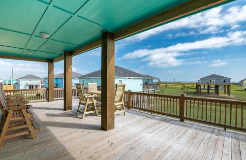 Crystal Beach House | Stylish 4BR Crystal Beach Retreat Walk to Beach