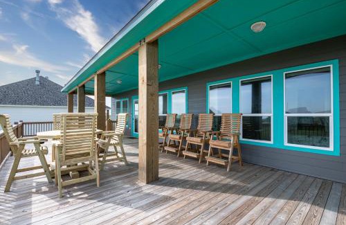 Crystal Beach House | Stylish 4BR Crystal Beach Retreat Walk to Beach