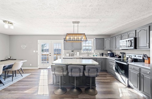 Keene House | Stylish 4BR Getaway | Hot Tub Fire Pit