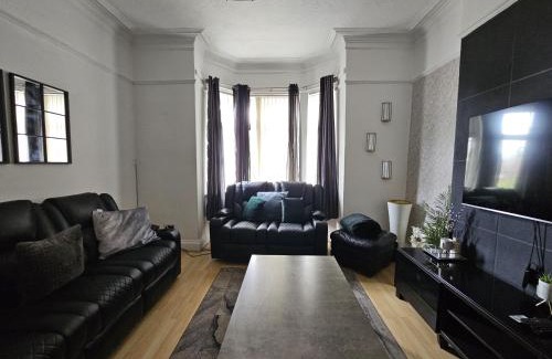 Manchester House | Stylish 5-bed Home With Free Parking Sleeps 12!