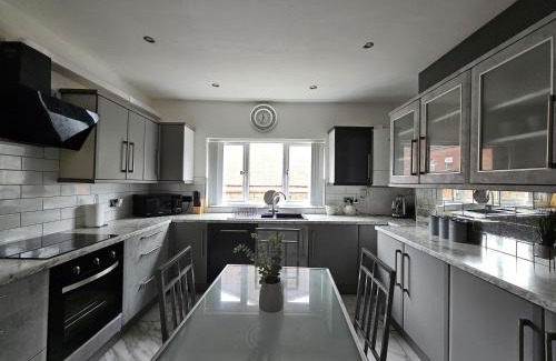 Manchester House | Stylish 5-bed Home With Free Parking Sleeps 12!