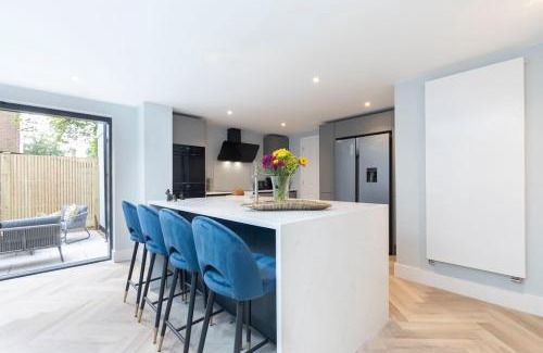 Cheltenham House | Stylish 5 Bedroom 4 Bathroom Townhouse