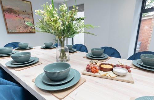 Cheltenham House | Stylish 5 Bedroom 4 Bathroom Townhouse