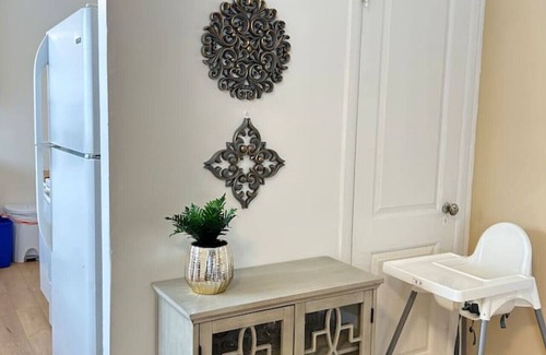 Brossard House | Stylish 6-BR House close to DT with free parking