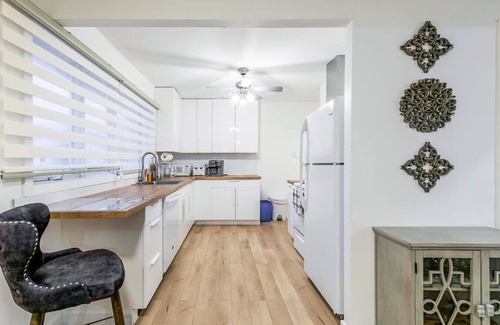 Brossard House | Stylish 6-BR House close to DT with free parking