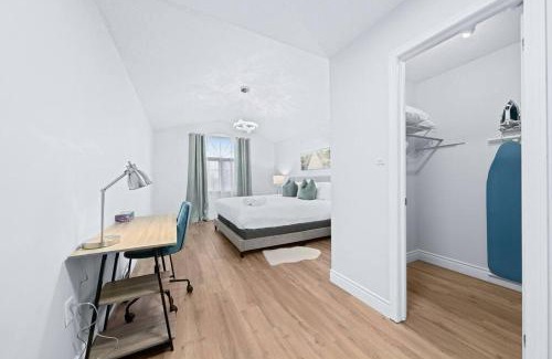 Barrie Apartment | Stylish and Cozy 4 bedroom House
