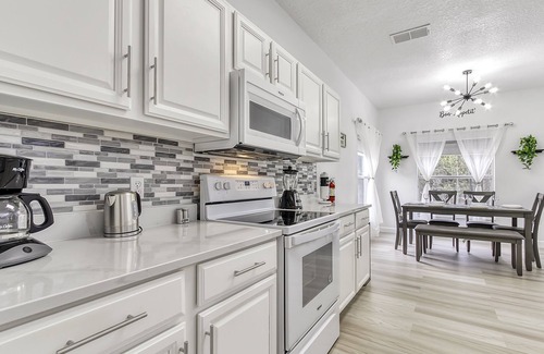 Cumbrian Lakes Villa | Stylish and Cozy Pool Home near Disney in a Gated Community