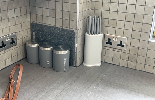 Baguley Apartment | Stylish Apartment for 3 Guests With Parking, Close to City Center, MCR Airport