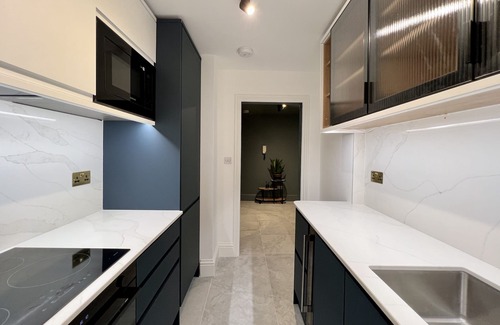 Campden Apartment | Stylish apartment minutes away from Hyde Park and Notting Hill Gate Station.