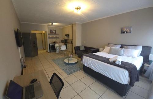 Lone Hill Apartment | Stylish Bachelor Pad in the Heart of Fourways