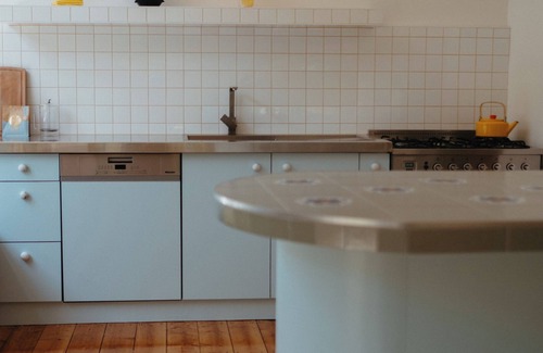 South Fremantle House | Stylish Beach Cottage in the heart of South Freo