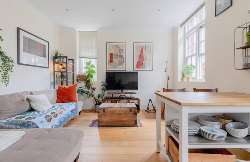 Mile End Apartment | Stylish Bohemian 2BD Flat — Mile End Park!