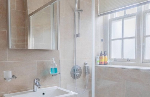 Mile End Apartment | Stylish Bohemian 2BD Flat — Mile End Park!