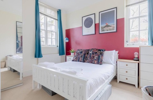 Mile End Apartment | Stylish Bohemian 2BD Flat — Mile End Park!
