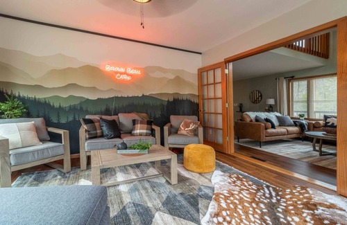 Rome House | Stylish Cabin-Hot Tub Game Room Near Sand Valley