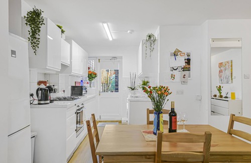 Harrow Road Apartment | Stylish Central 2-bed Apartment With Pvt Garden